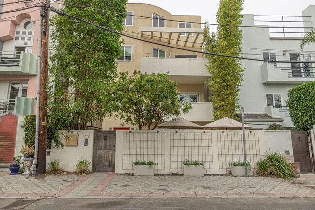 Building Photo - 127 Galleon St