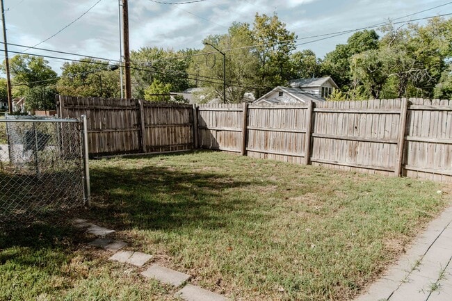 Building Photo - Charming 3 Bedroom Home with Hardwood Floo...