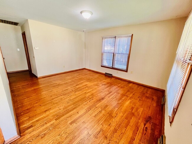 Building Photo - Single Family Home - 3 bedrooms and 1.5 ba...