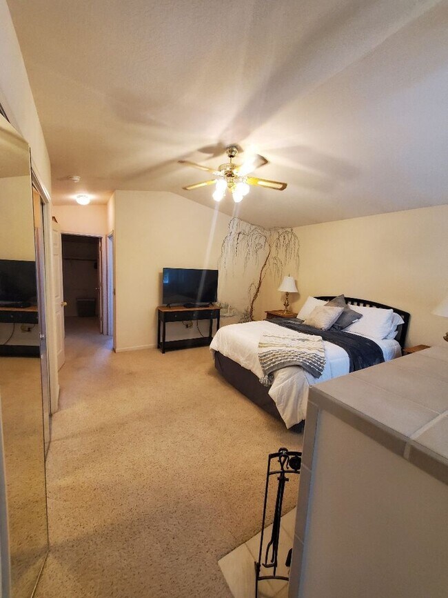 Building Photo - 3 bed  bath fully furnished home on the Ro...