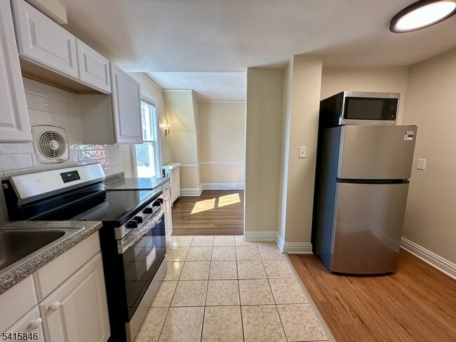 Building Photo - 283 Main St