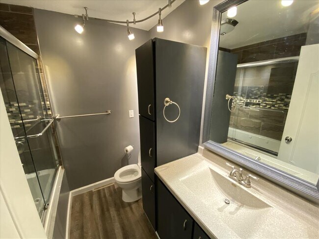 Building Photo - West Des Moines Home!