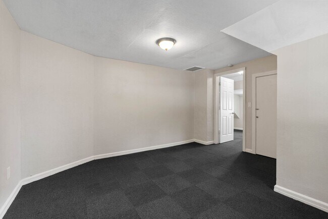 Building Photo - Renovated 5 Bed, 2 Bath House + Office EWU Off Campus Housing! AVAILABLE 7/20!