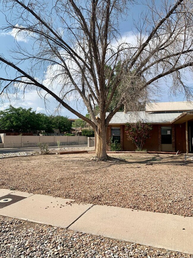 Building Photo - Spacious three-bedroom home for rent!