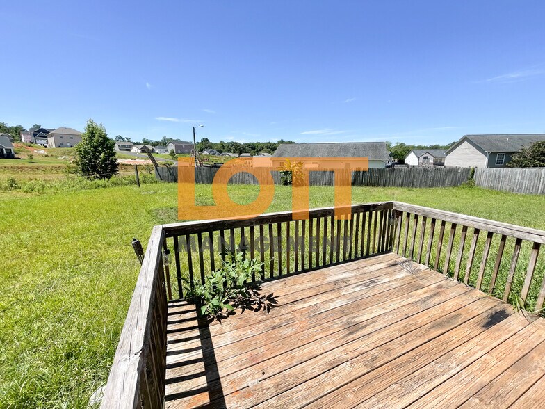 Building Photo - 204 Jarrett Ln