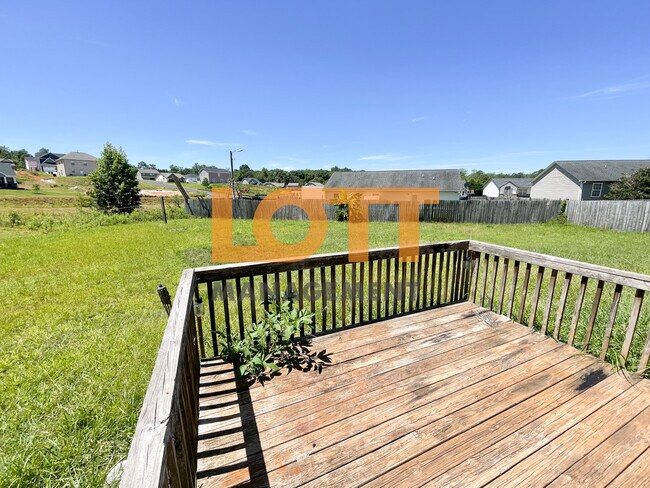 Building Photo - 204 Jarrett Ln