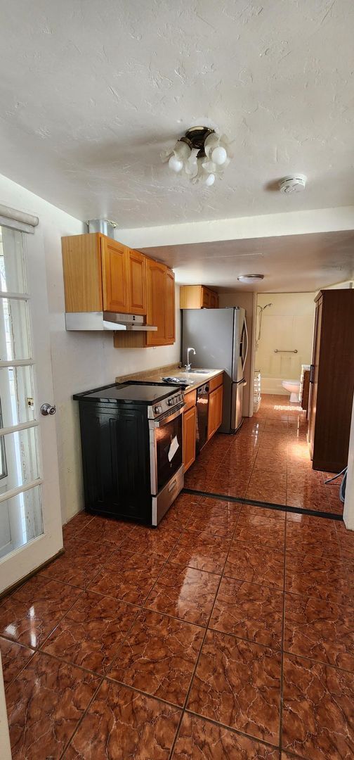 Building Photo - Studio Cottage w/ huge storage shed! Move-in Special
