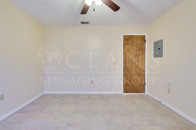Building Photo - Charming 1 Bed, 1 Bath Condo