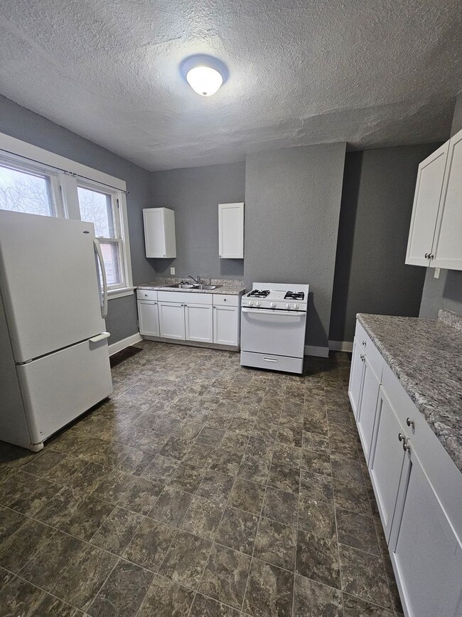 Building Photo - 606-608 W 9th Street