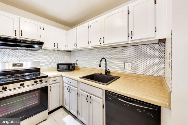 Building Photo - 13117 Wonderland Way