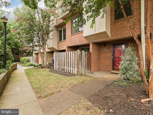 Primary Photo - 1699 Kenwood Ave