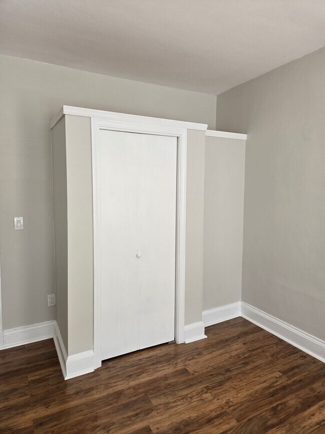 Building Photo - Great 2 bed located on the Green Line (BU) available now!