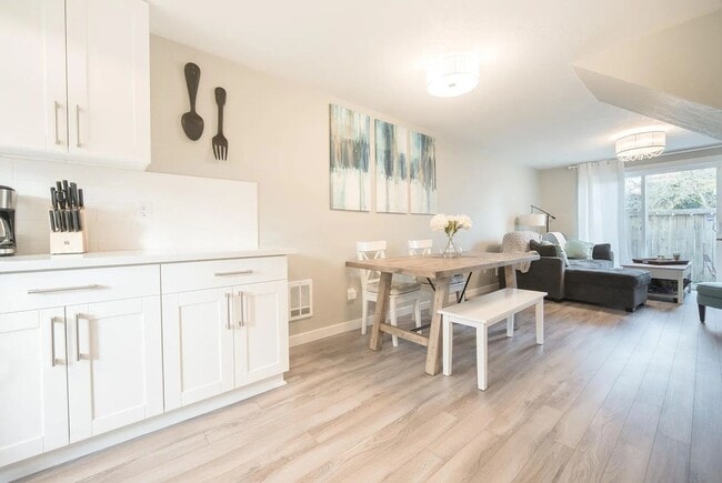 Building Photo - First Hill/Central District Townhome