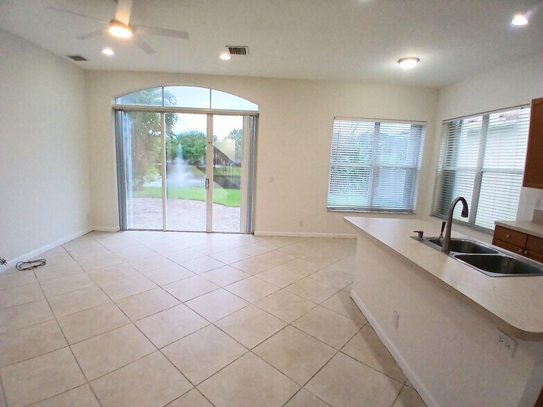 Building Photo - 1171 W Magnolia Cir