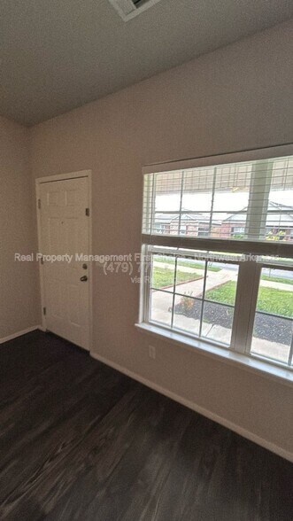Building Photo - 4408 SW Gallatine Ave