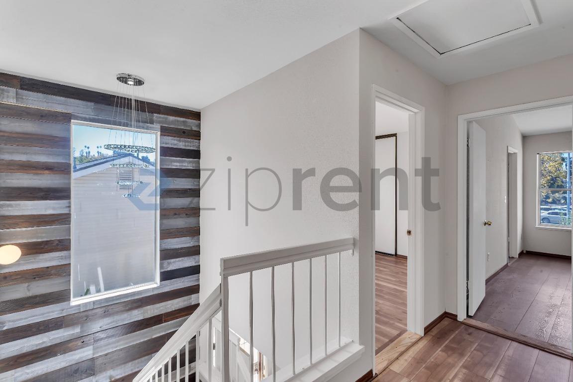 Building Photo - Unit