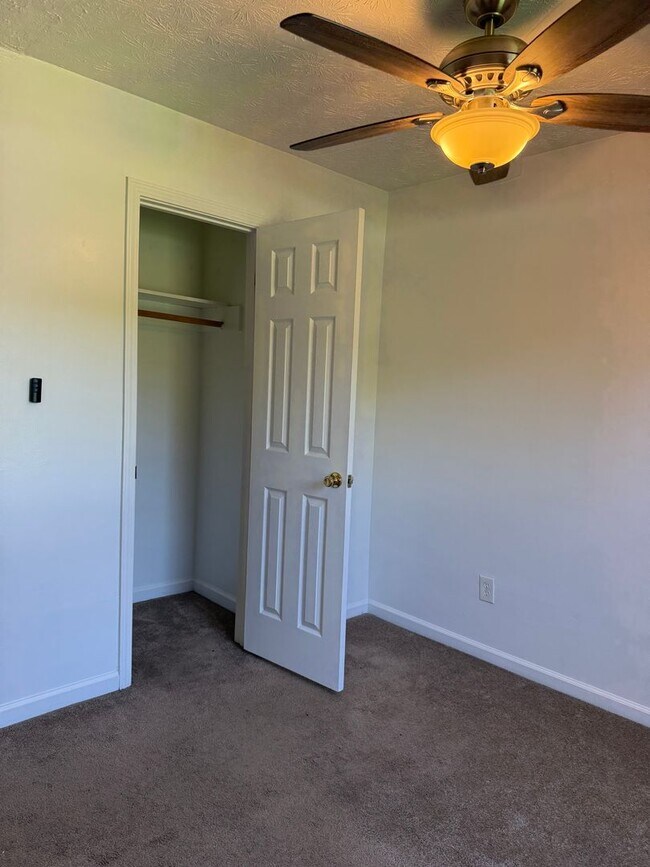Building Photo - 3 Bedroom 2 Bathroom Ranch Home