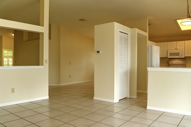Building Photo - Single Family Home in Hunters Creek