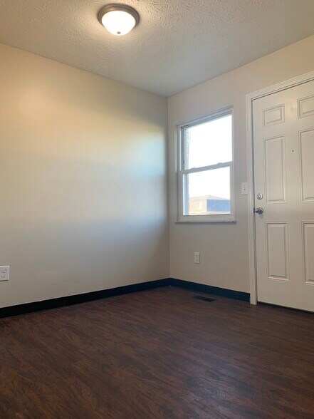 Building Photo - 6153 Laurelwood Ct