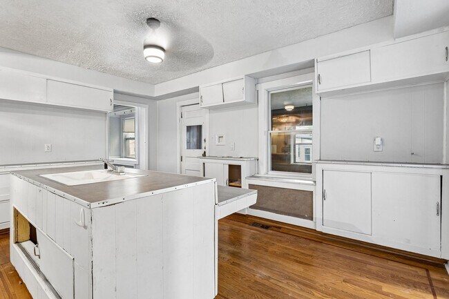 Building Photo - 511 Poppleton Ave