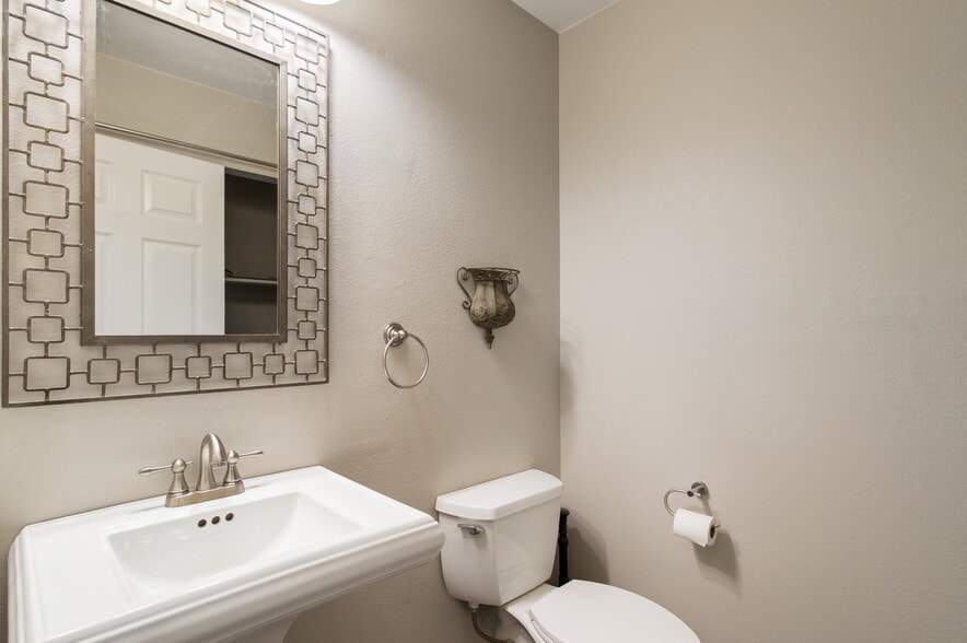 Building Photo - 6450 Stonehedge Dr