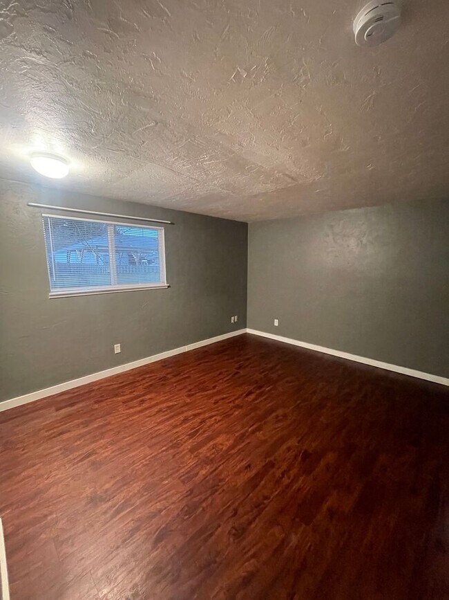 Building Photo - Pet Friendly 2 Bedroom in Lebanon!