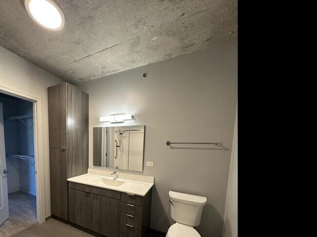 Building Photo - 1 bedroom in Chicago IL 60613