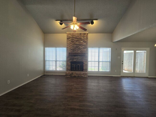 Building Photo - Awesome 2-Story 2/2/2 Townhouse in Southwe...