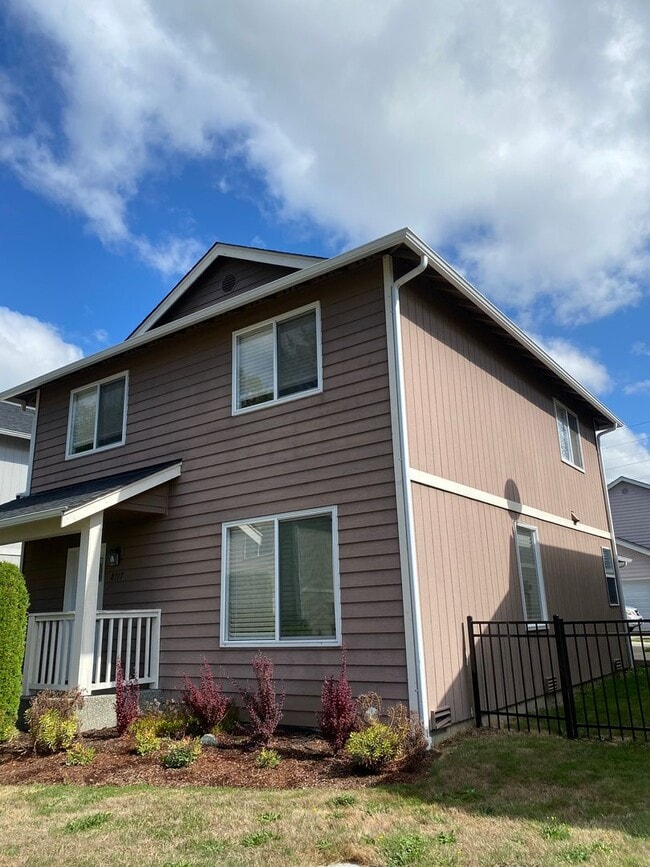 Building Photo - Special:2 weeks free! Remodeled 3bd, 2.5ba...