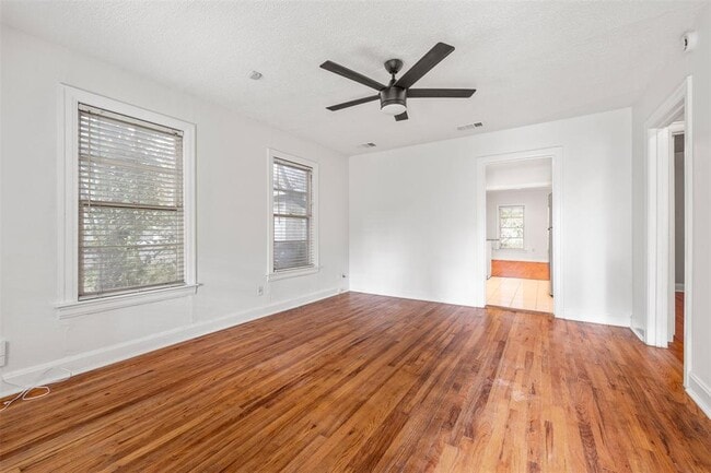 Building Photo - 934 E 52nd St