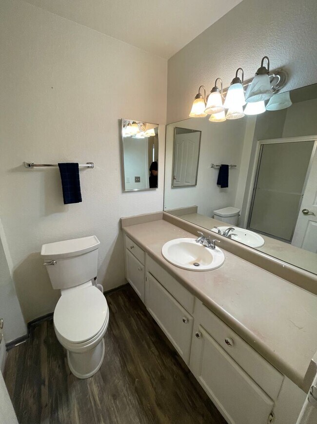 Building Photo - Centrally Located Townhouse!