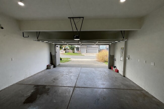 Building Photo - Spacious 4-Bedroom Home with Balcony and Fenced Yard in Marysville