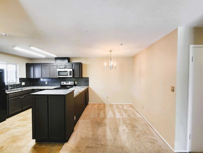 Building Photo - 2 bed 2 bath condo home with 2 patios in San Mateo
