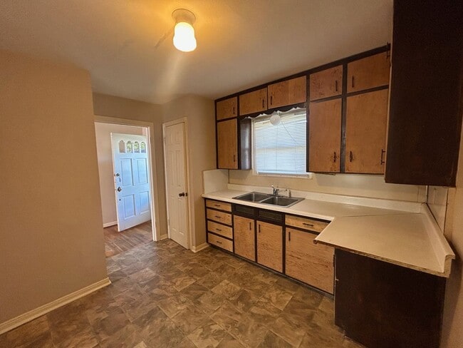 Building Photo - Perfect Size South Waco Home