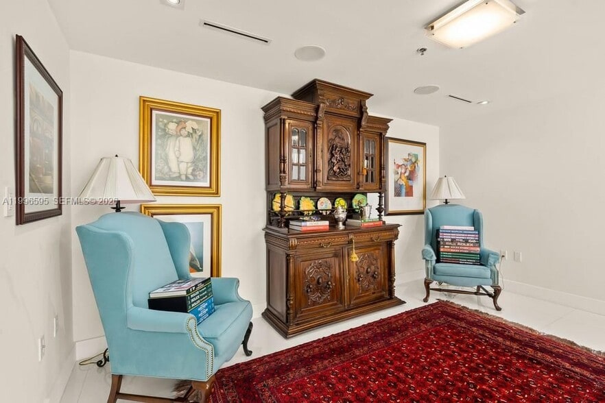 Building Photo - 1000 Venetian Way