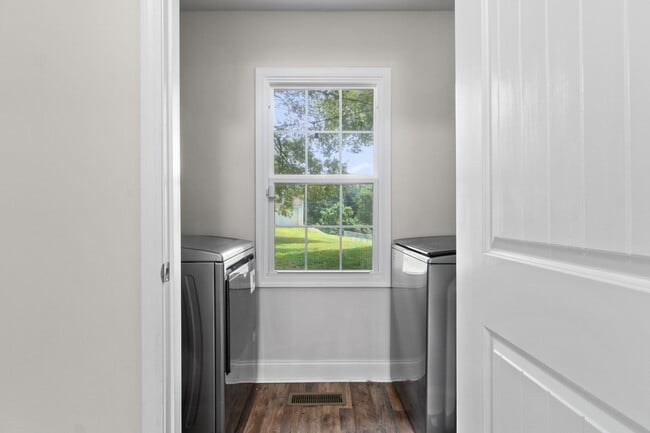 Building Photo - 370 Rossview Rd