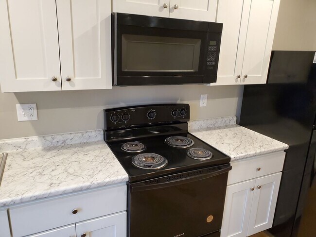 Building Photo - 2 Bedroom, 1 Bath Apartment