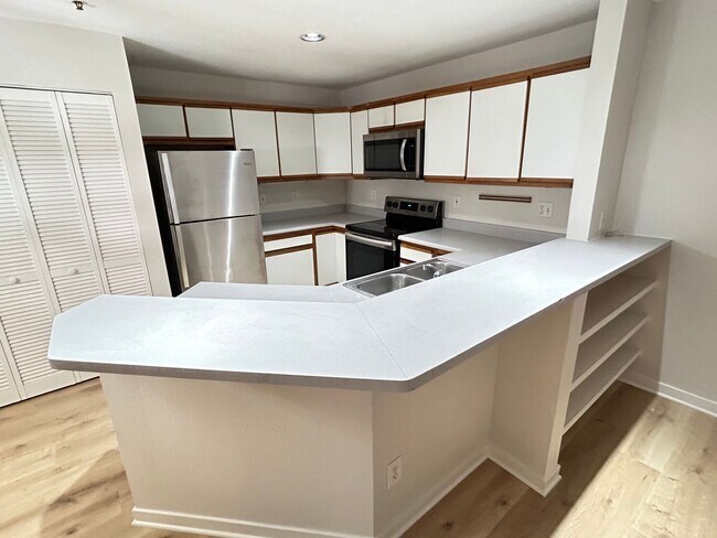 Building Photo - 2-Bedroom Westwood Condo with a Spacious L...