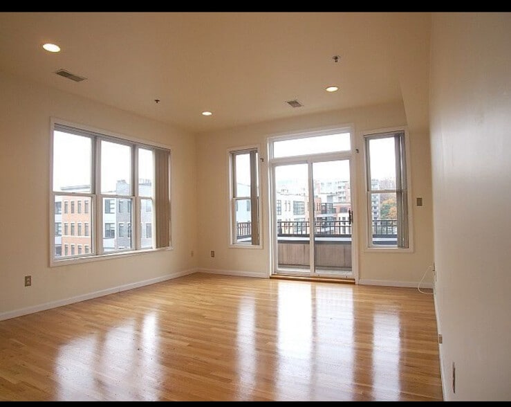 Living space - 900 Madison St