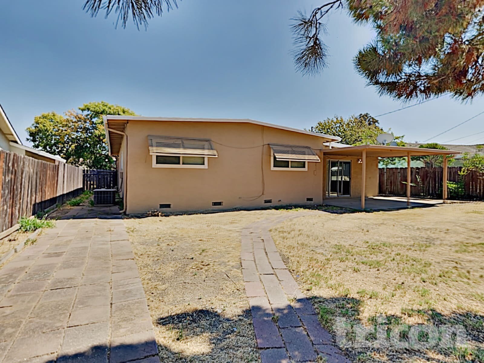 Building Photo - 402 E Pacific Ave