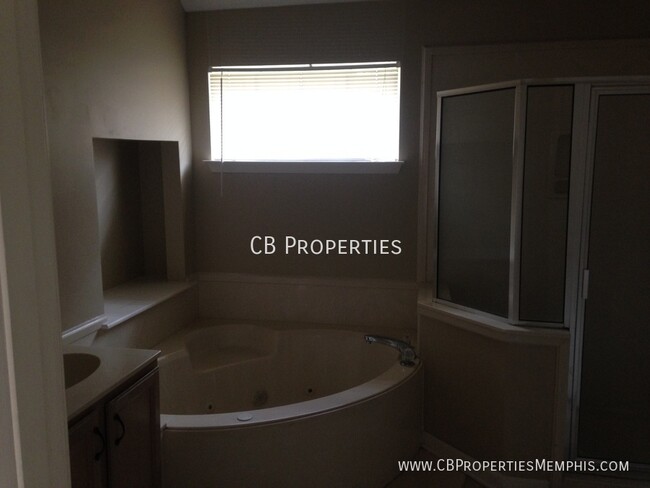 Building Photo - 4 bedroom with an open & spacious floorplan!