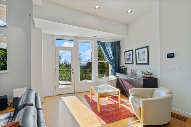 Building Photo - Sleek, spacious 3-bdrm/2.5-bath contemporary in SW Hills. Office, wine cellar, views, near Washin...