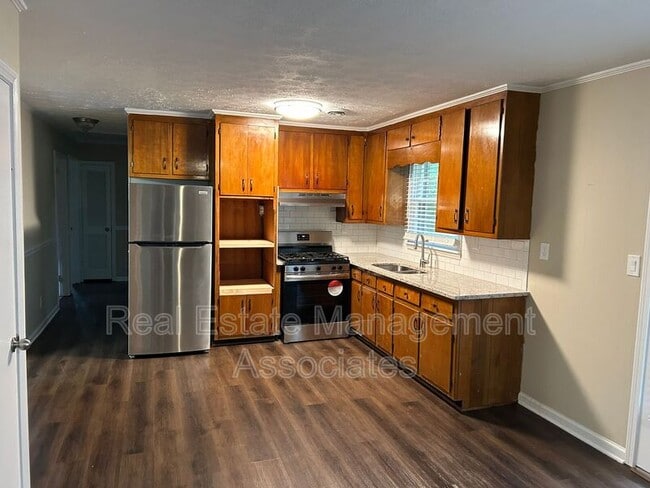 Building Photo - 2050 Lewis Dr