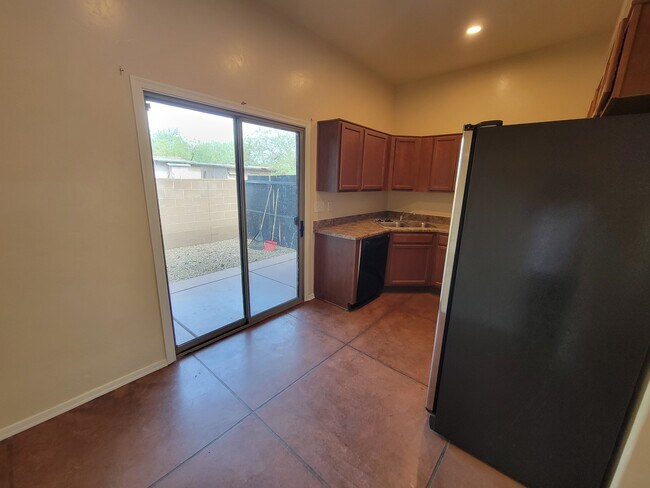 Building Photo - 3331 E Bermuda St