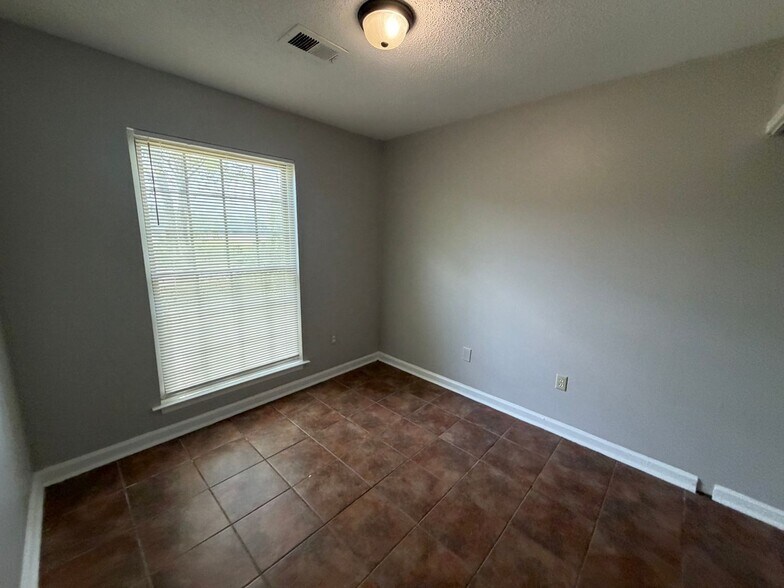Building Photo - 5596 Karen Dr