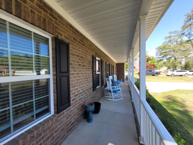 Building Photo - Beautiful & Spacious 4 bedroom, 2.5 bath h...