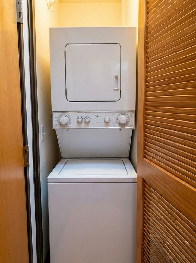 Building Photo - Authentic Industrial Living at the Historic Lofts Steps from Lake Merritt