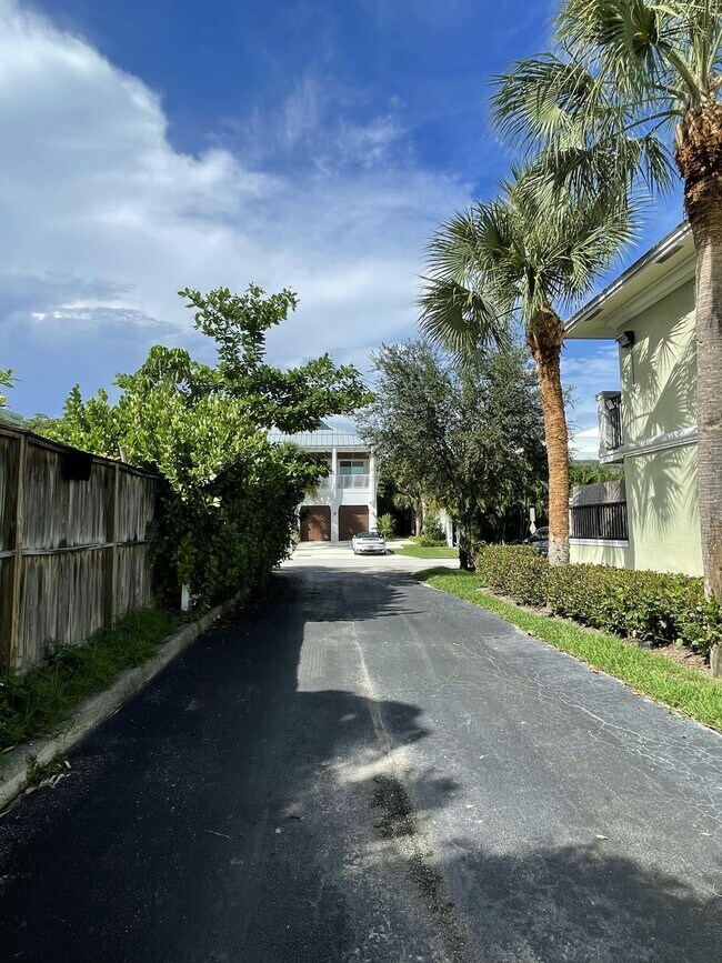 Building Photo - 1000 Palm Trail