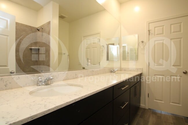 Building Photo - 5420 W Desert Hollow Dr