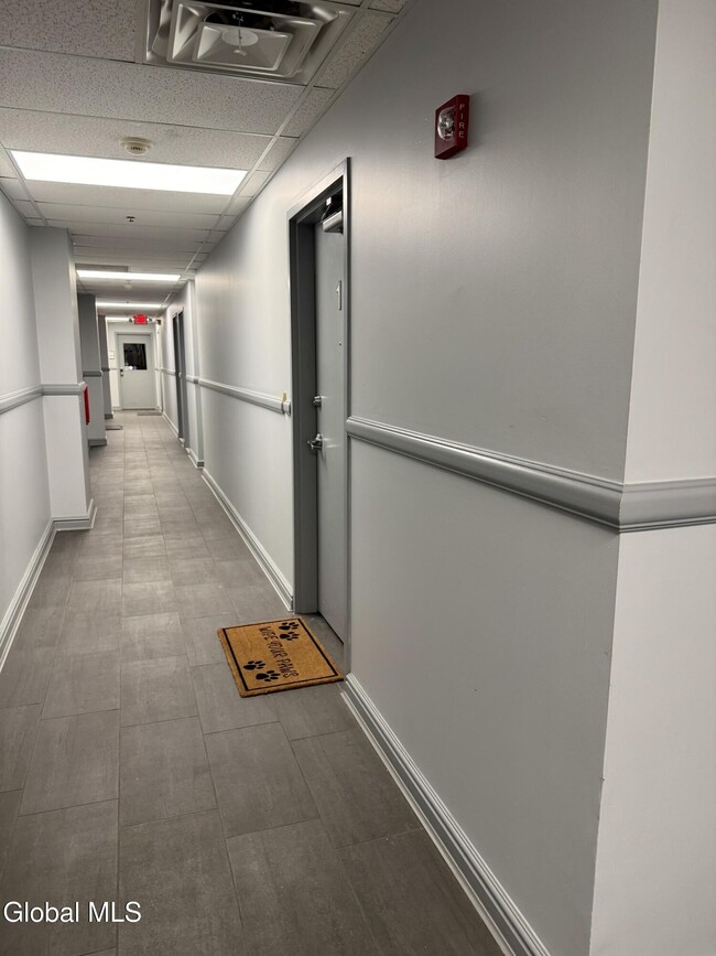 Building Photo - 433 Broadway